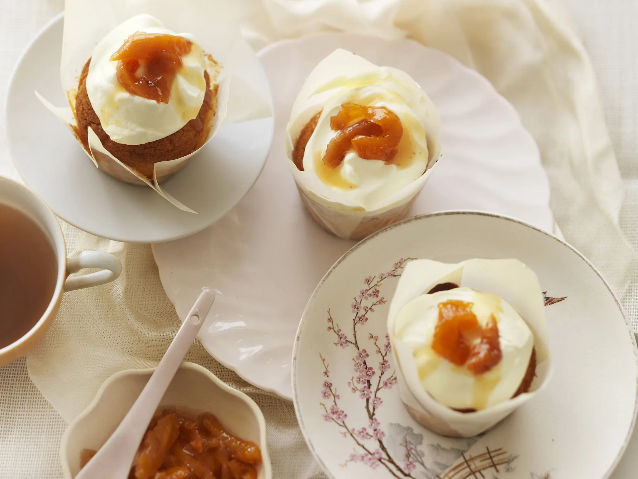 peaches & cream cupcakes