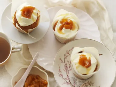 peaches & cream cupcakes