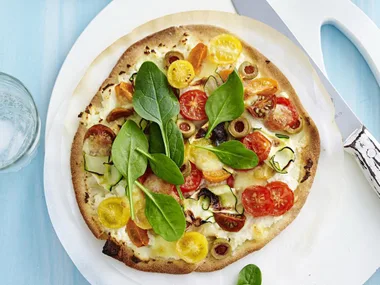zucchini and green olive pizza