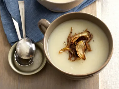 jerusalem artichoke with caramelised onion and artichoke crisps