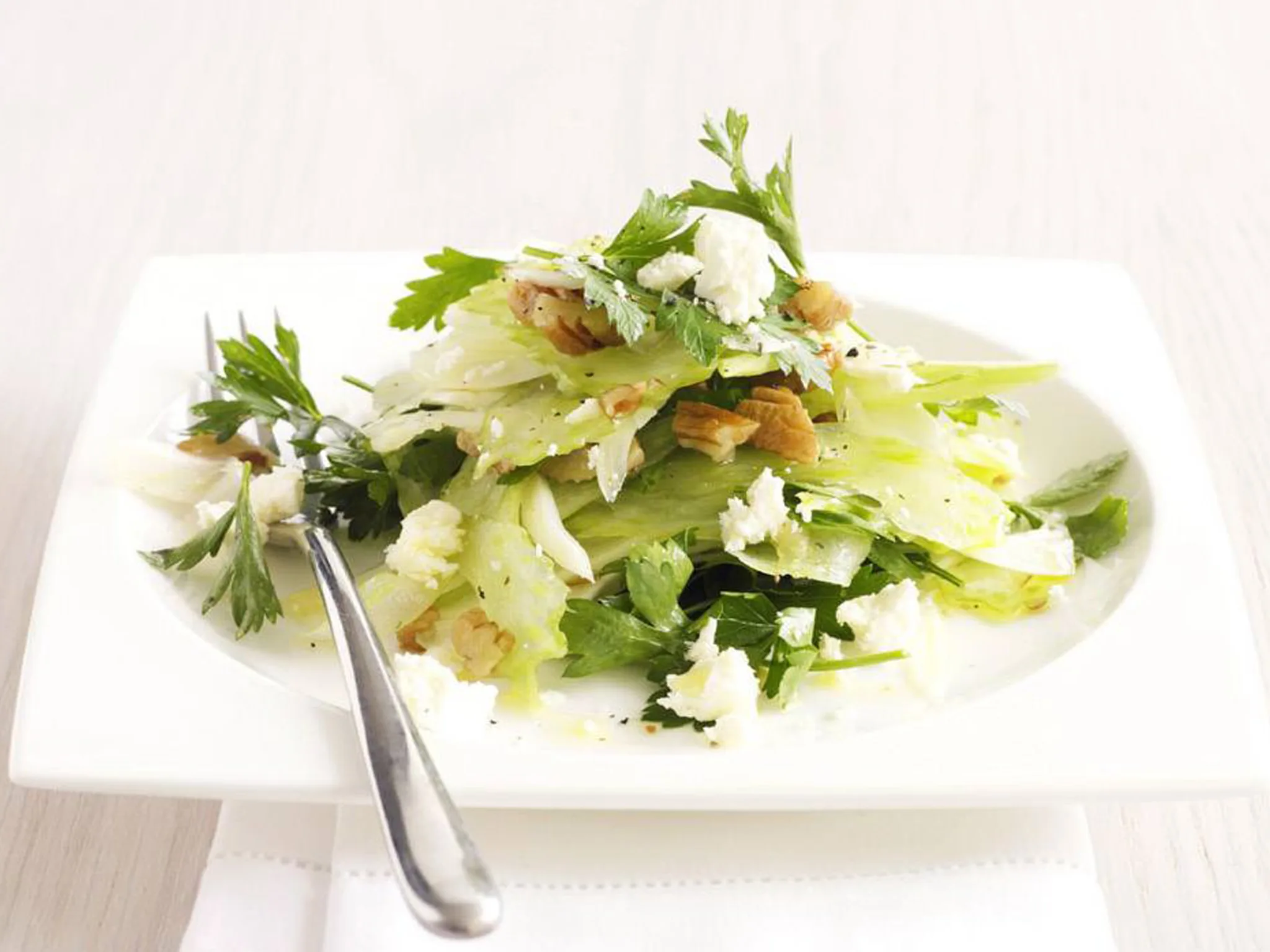 Fennel, pecan and parsley salad
