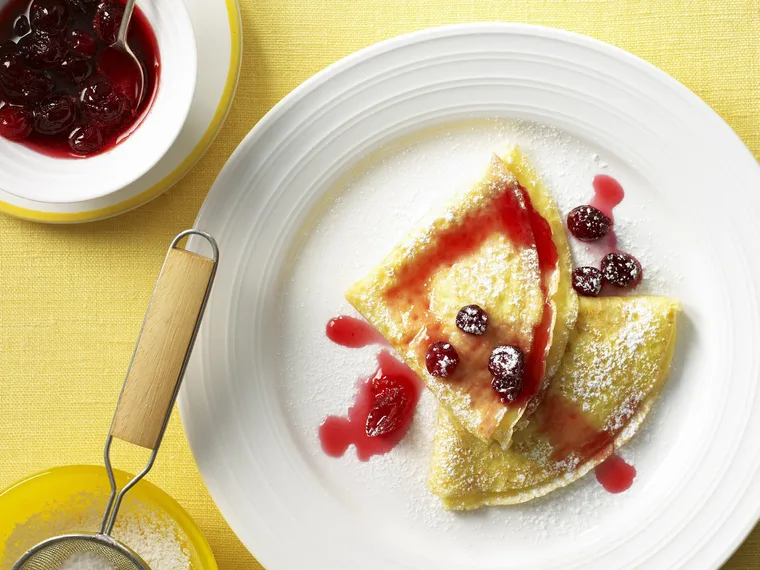CR&Ecirc;PES WITH CRANBERRY ORANGE SAUCE