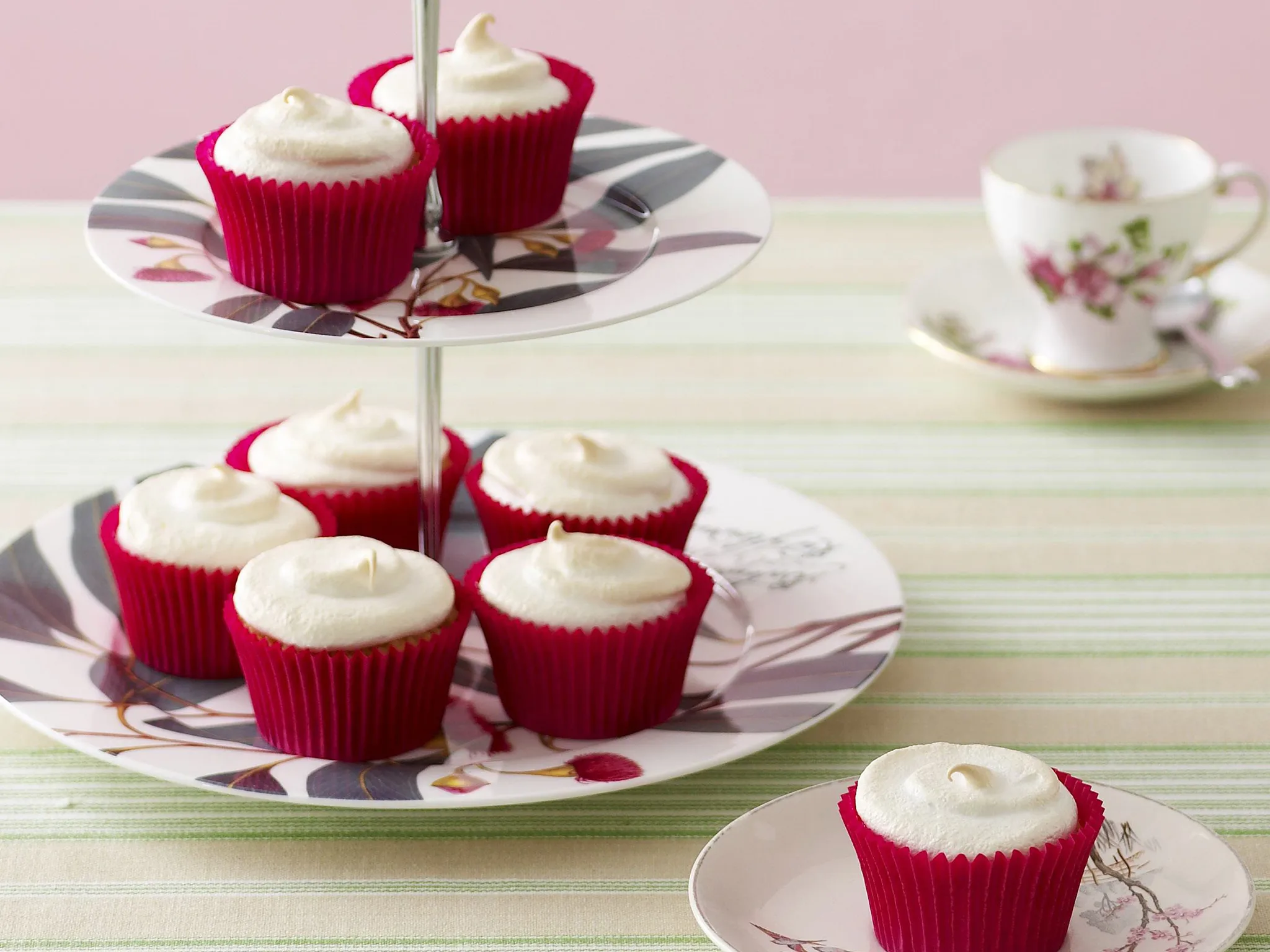 strawberry meringue cakes