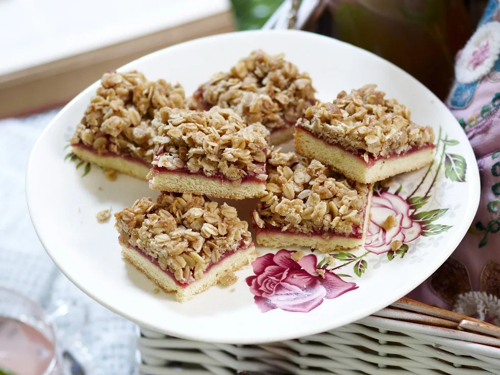 rhubarb crumble squares