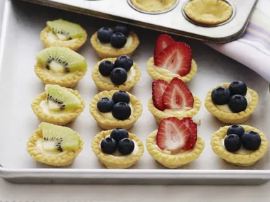 baby tartlets with fruit