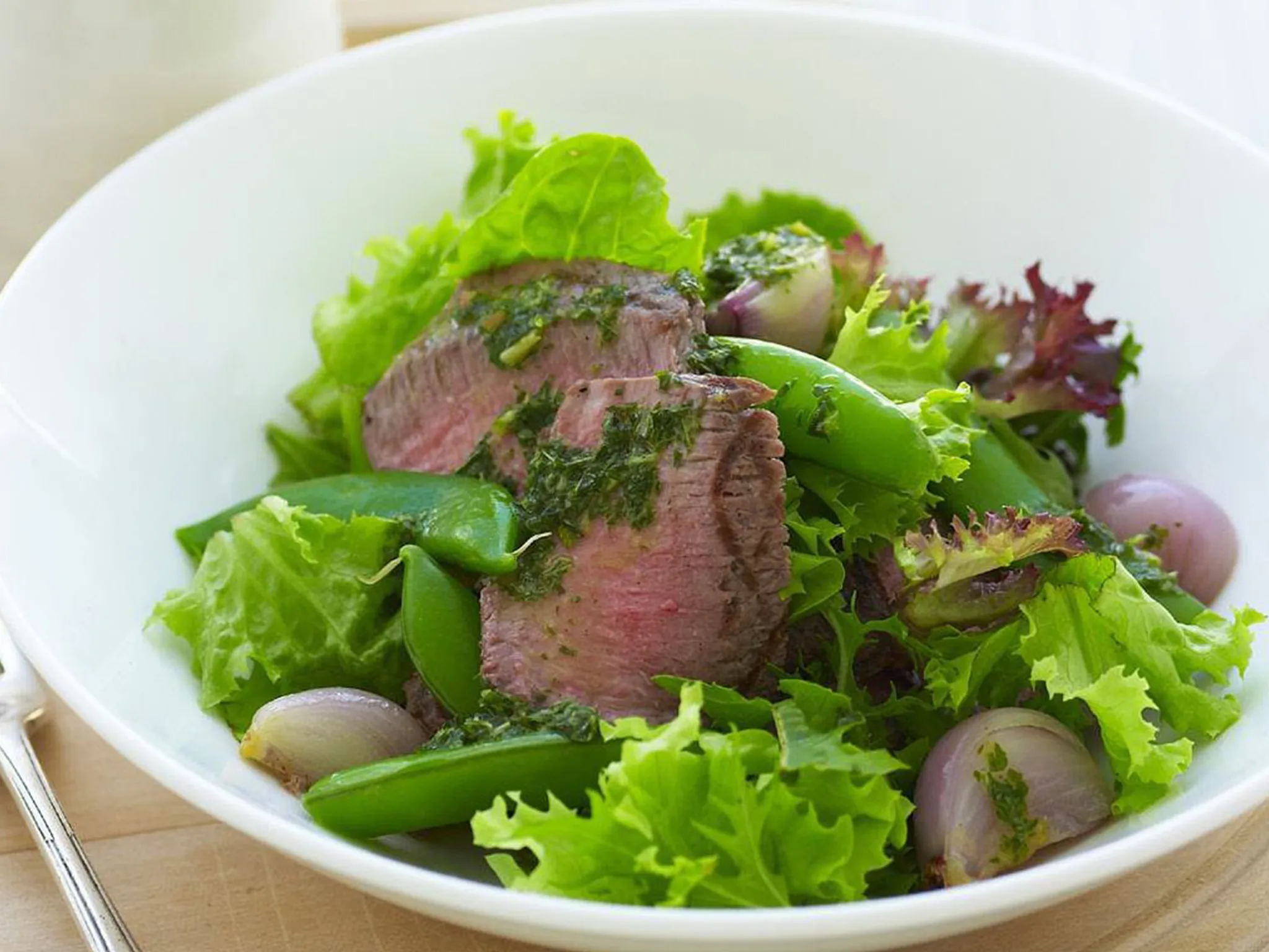 barbecued lamb, shallot and mesclun salad