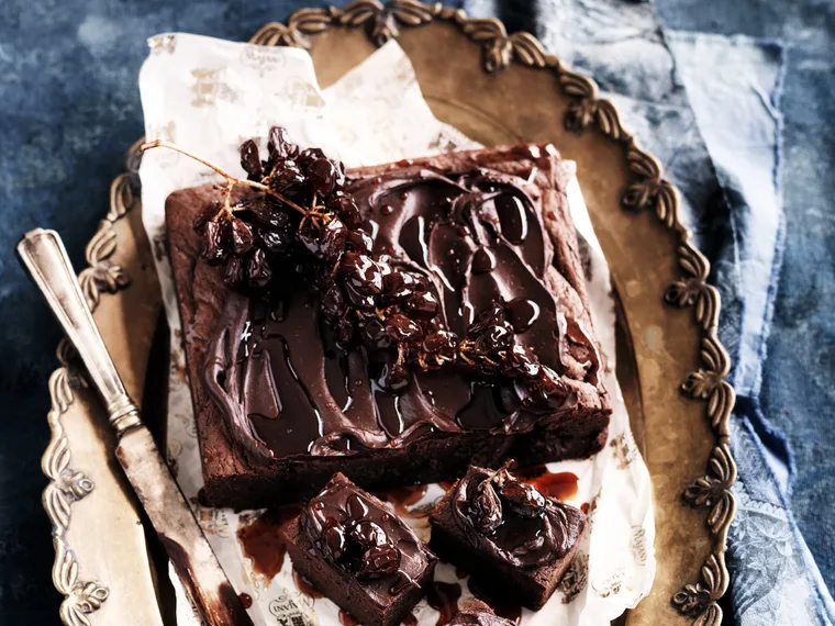 MUSCATEL brownie cake with fudge icing
