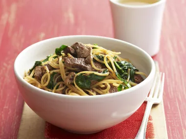 LAMB WITH SPINACH AND RICE NOODLES