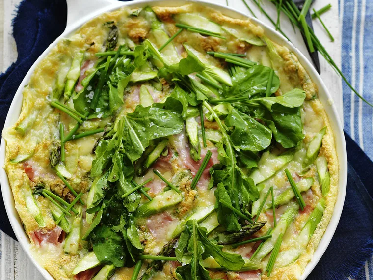 rocket, gruy&egrave;re and ham souffl&eacute; omelette