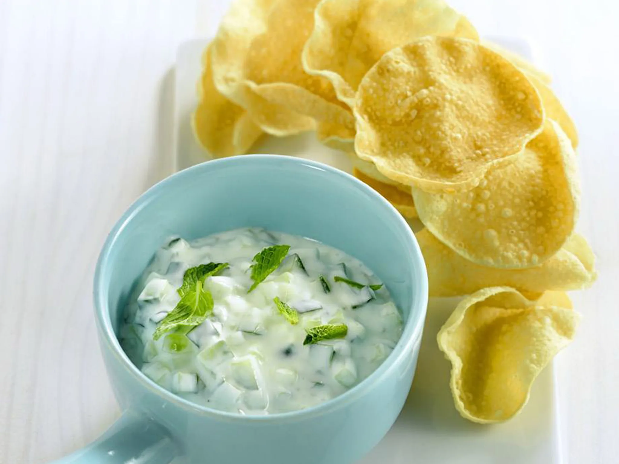 pappadums with cucumber raita
