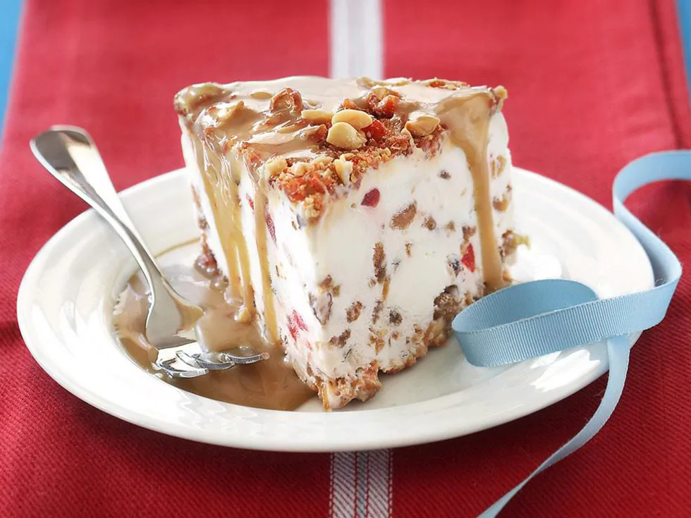 FESTIVE ICE-CREAM CAKE WITH CARAMEL SAUCE