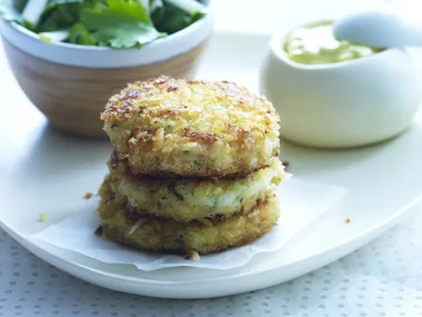 crab cakes with madras aioli and apple salad