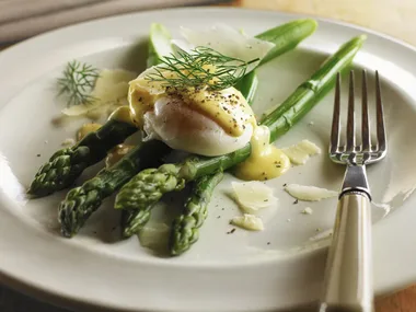 asparagus with poached egg and hollandaise