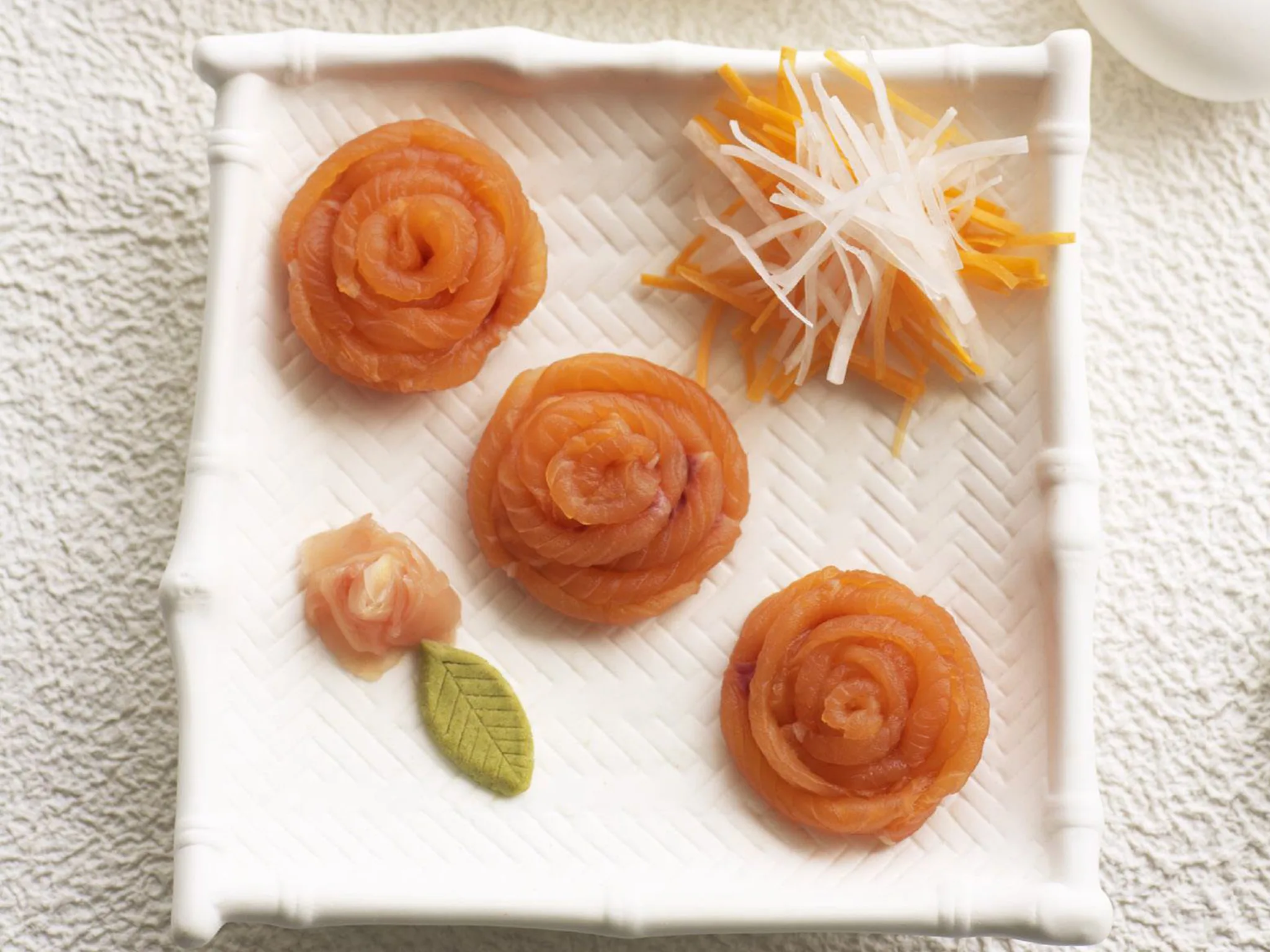 Sashimi salmon with lemon