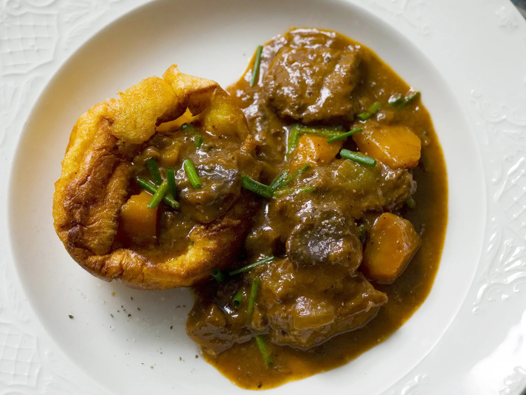 YO R K S H I R E P U D D I N G S W I T H BEEF AND RED WINE STEW