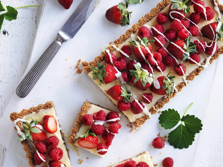 STRAWBERRY AND RASPBERRY WHITE CHOCOLATE CHEESECAKE