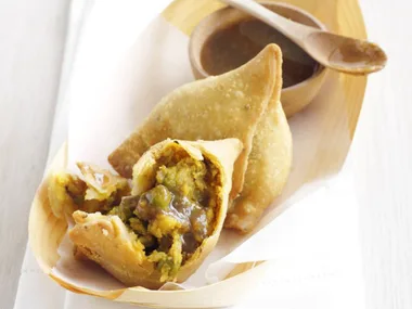 Samosas with tamarind sauce