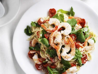 creamy prawn and tomato spaghetti