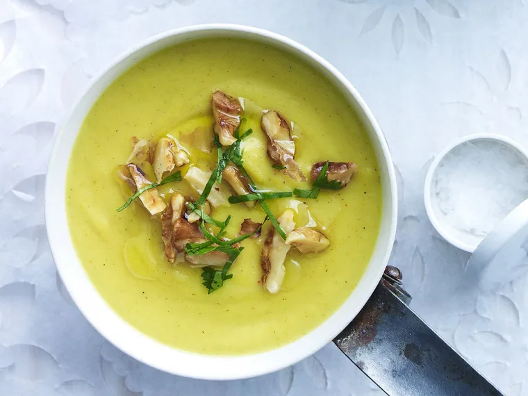 curried caramelised parsnip soup