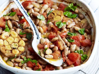 BRAISEDBORLOTTI BEANSWITHTOMATO AND GARLIC