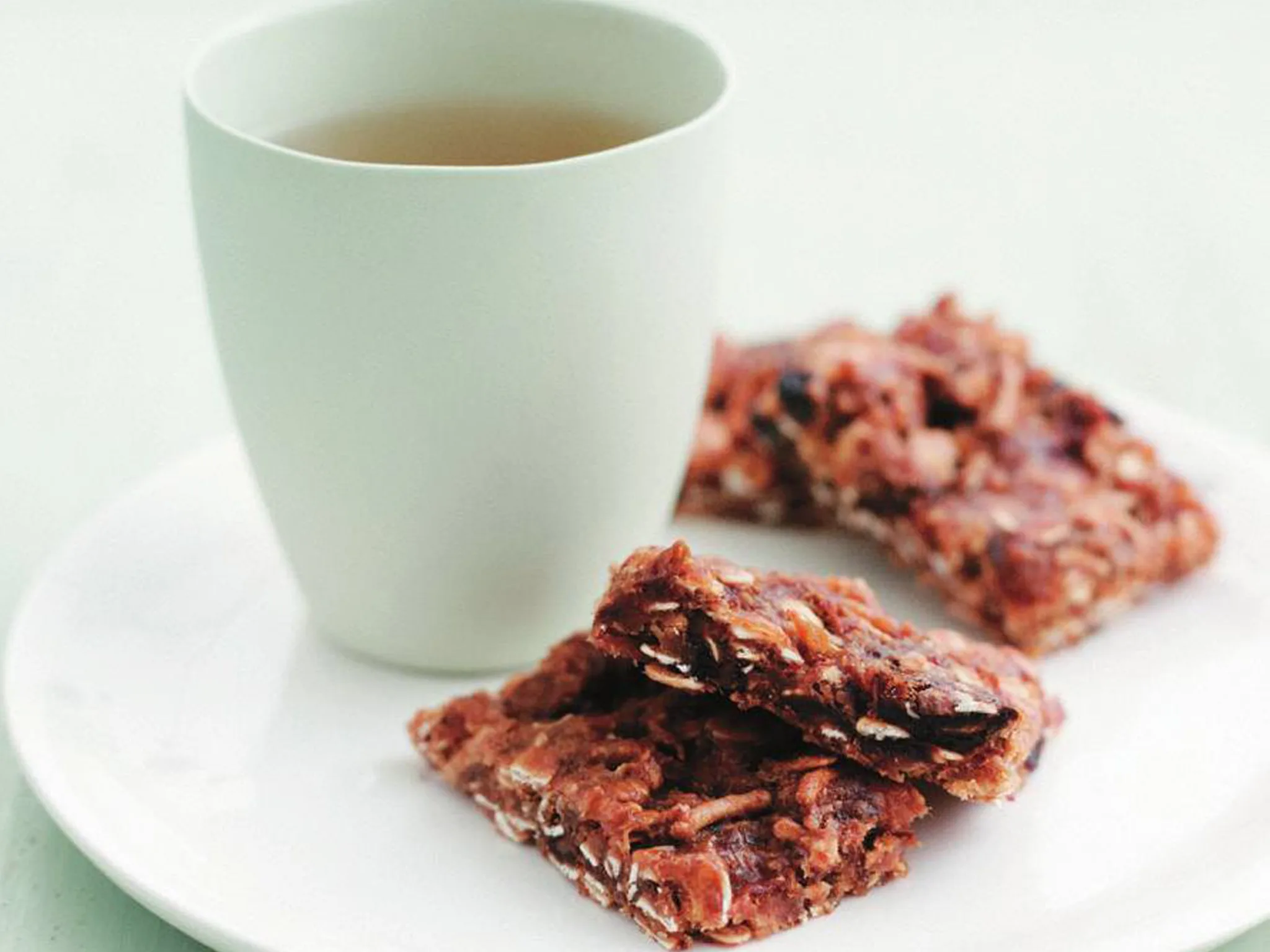 Date and apple muesli slice