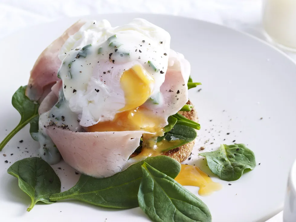 muffins with poached eggs,ham and herb dressing