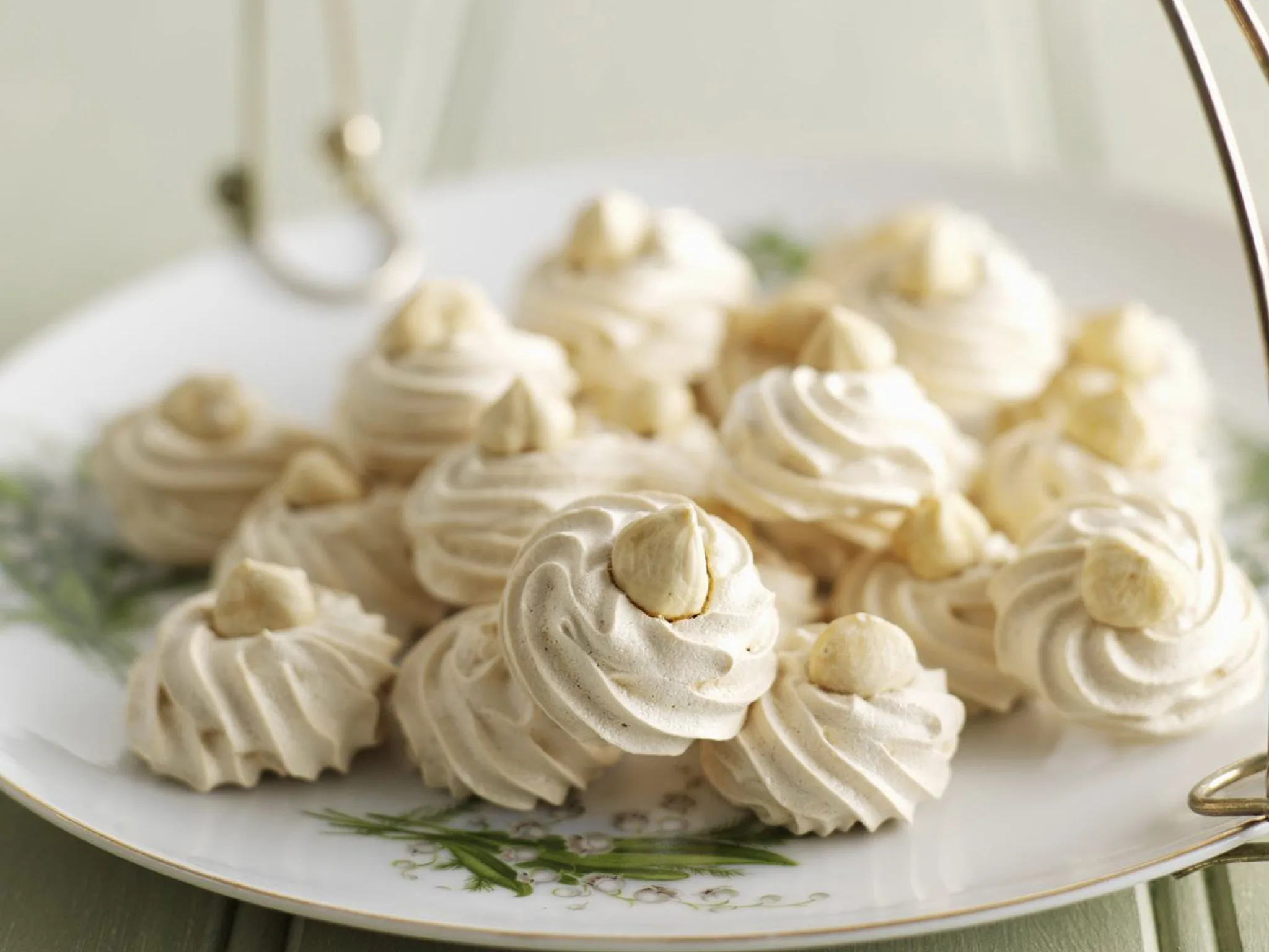 Coffee hazelnut meringues