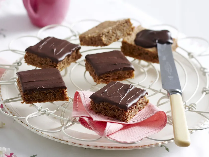 Crunchy chocolate squares | Women's Weekly Food