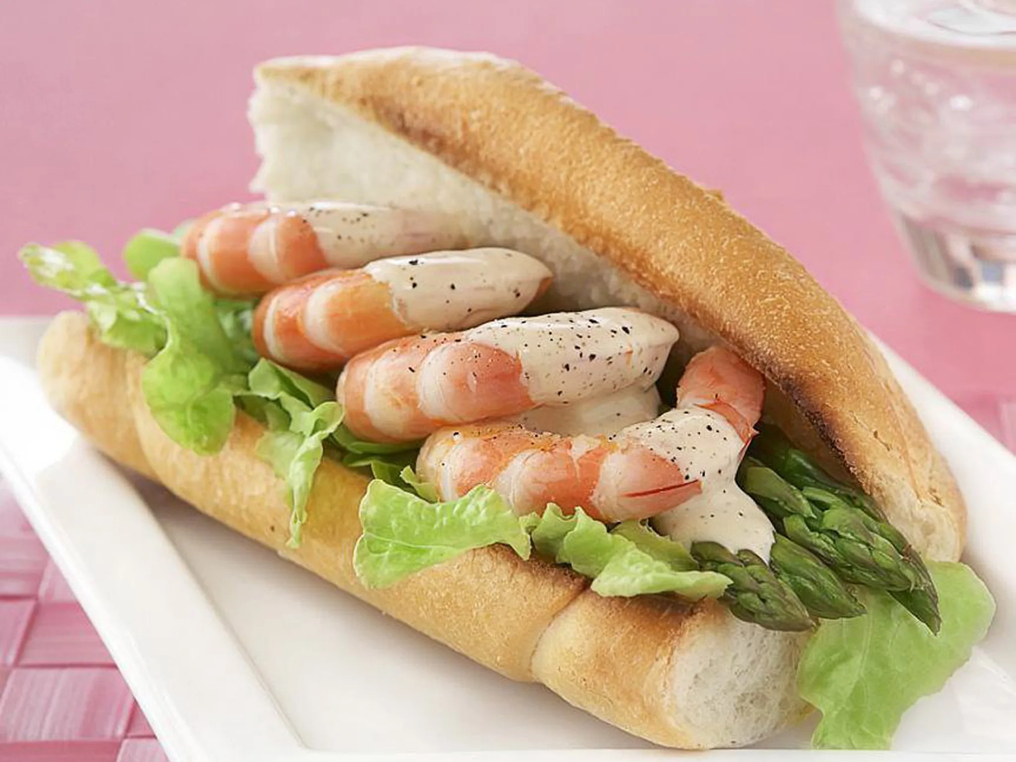 GARLIC ROLLS WITH PRAWNS AND ASPARAGUS