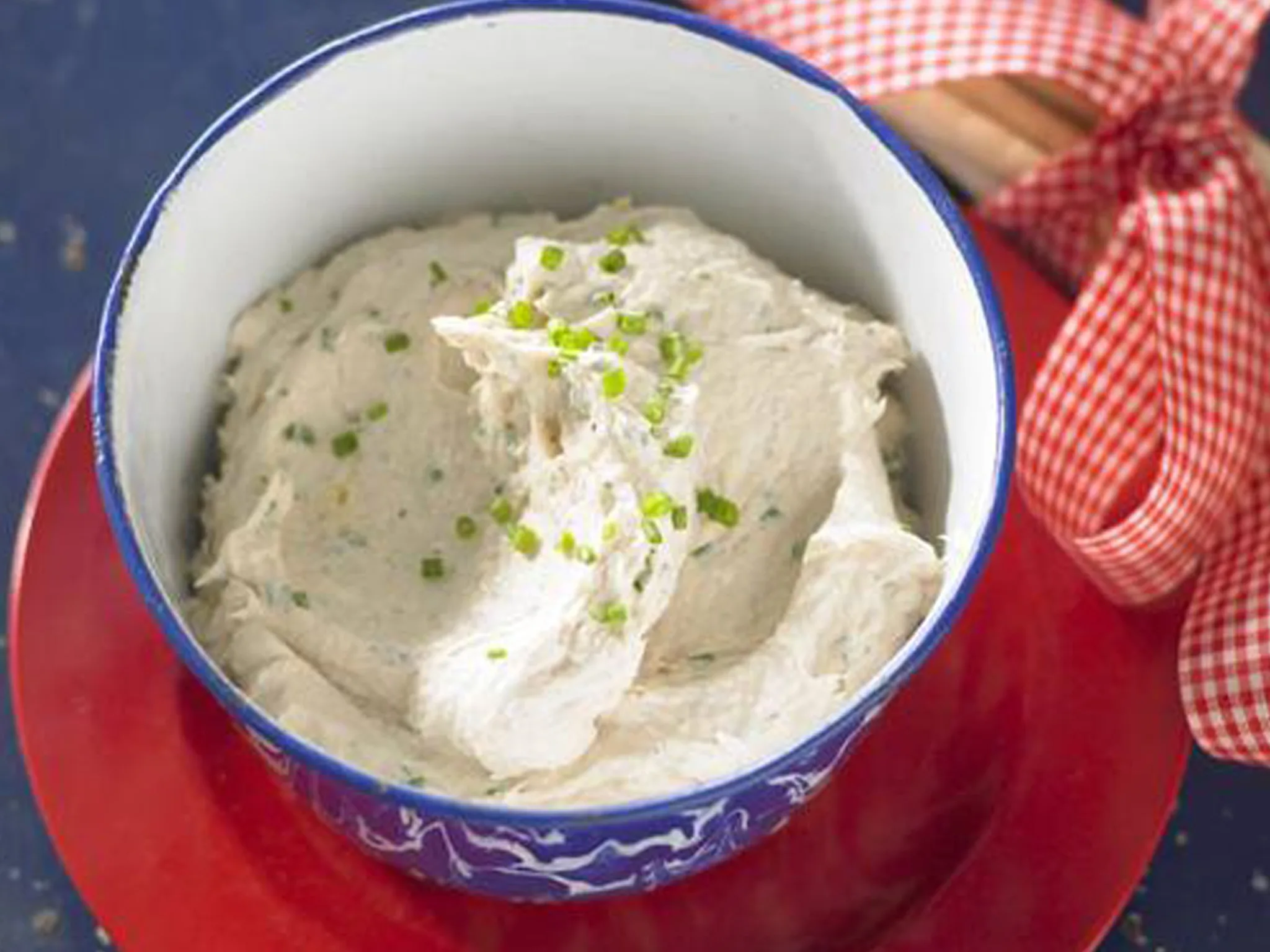 TUNA, SOUR CREAM AND CHIVE DIP