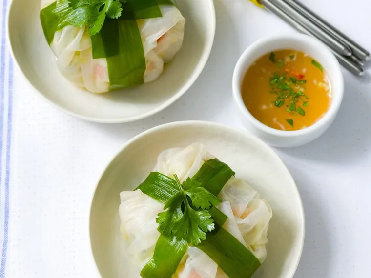 T H A I P R AW N A N D PA PAYA R I C E PA P E R PA R C E L S