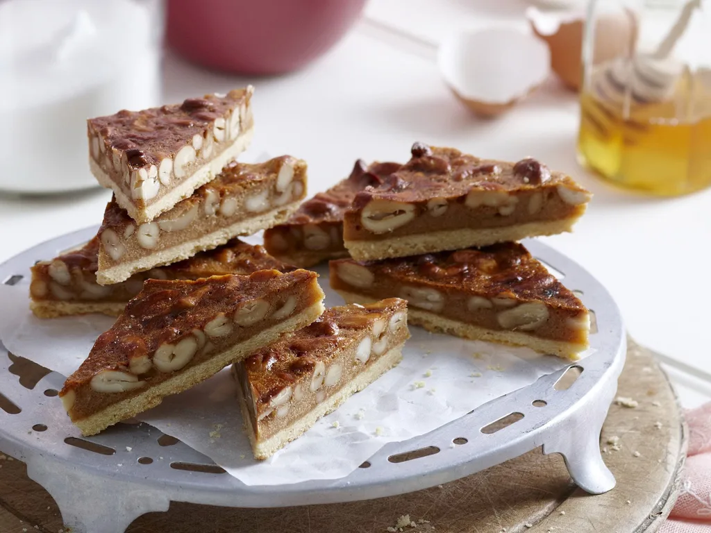 CARAMEL, HONEY AND CASHEW SLICE