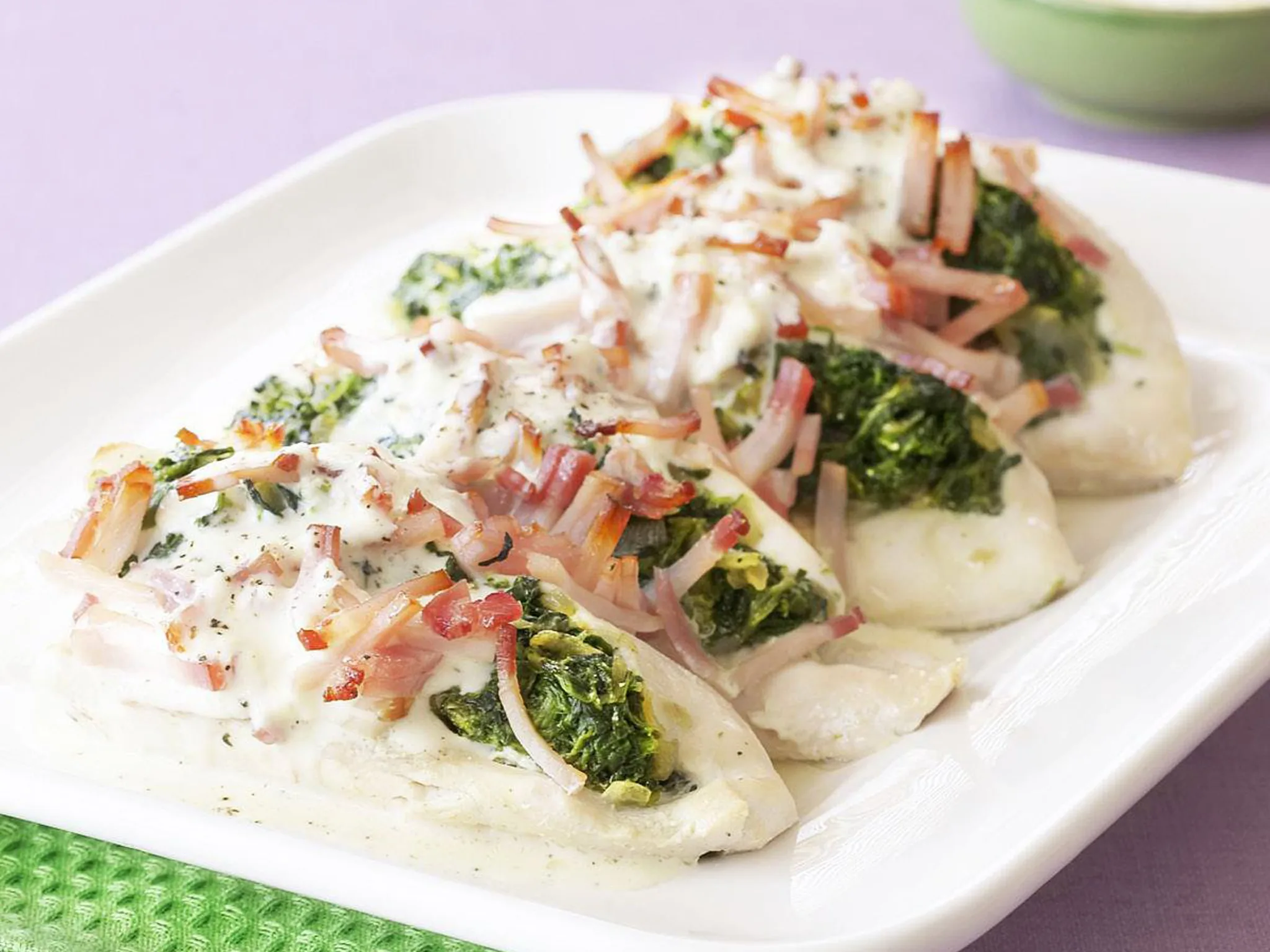 CHICKEN FILLETS WITH SPINACH AND BACON