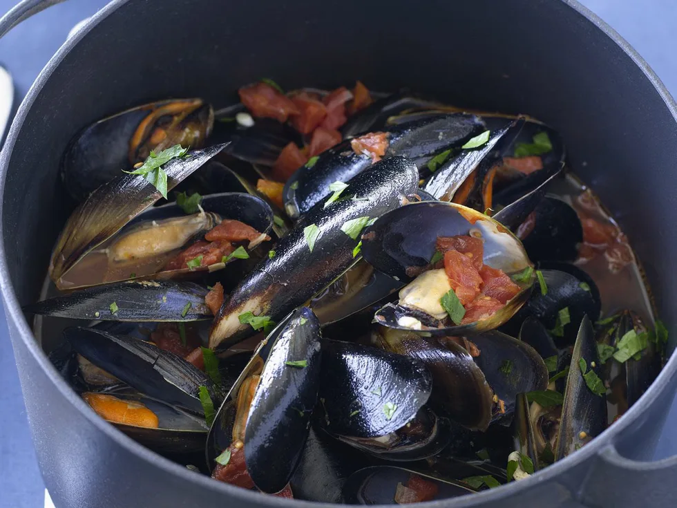 Steamed mussels in tomato garlic broth