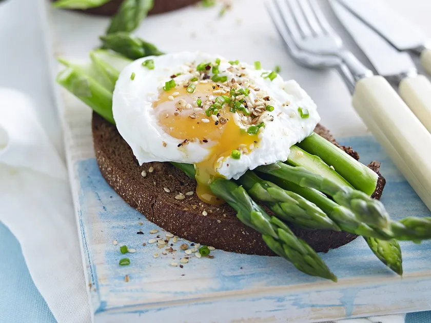 Asparagus with poached egg and dukkah | Women's Weekly Food