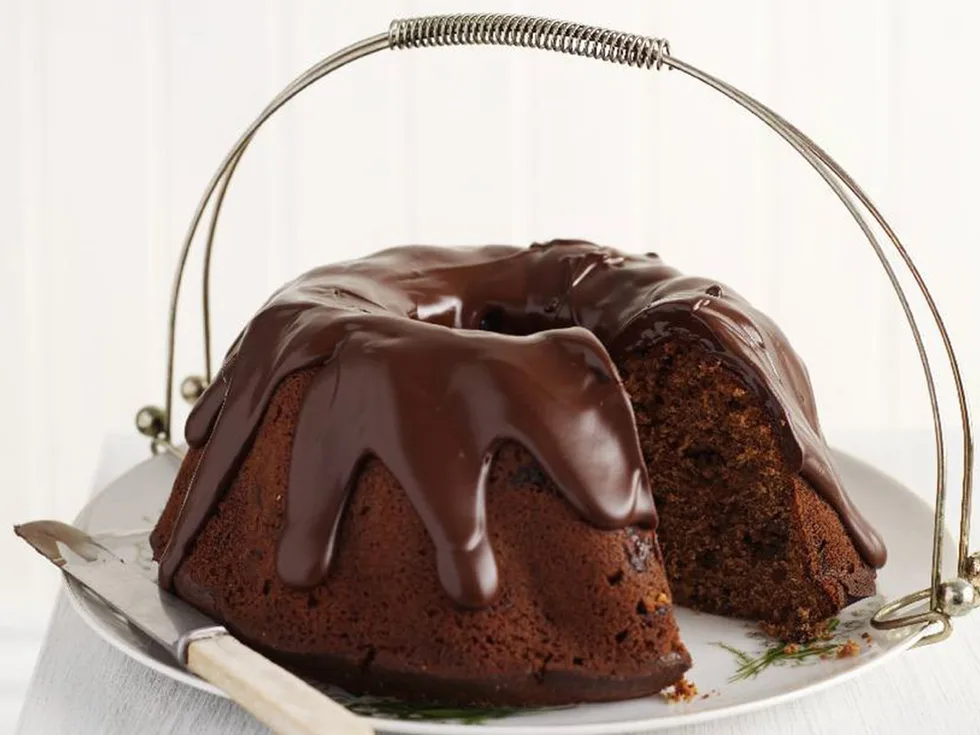 Boiled raisin chocolate cake