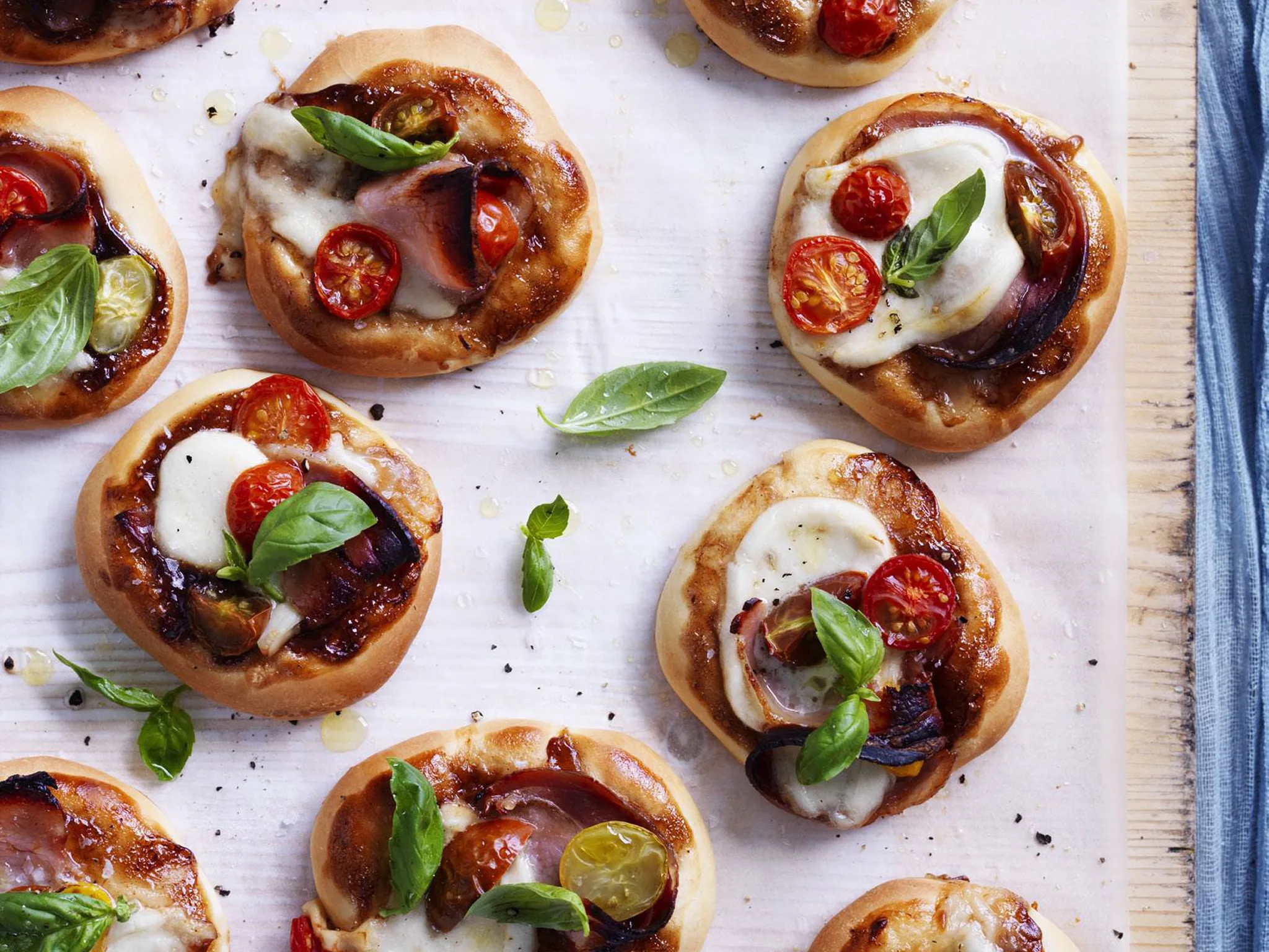 tomato, pancetta & buffalo mozzarella pizza