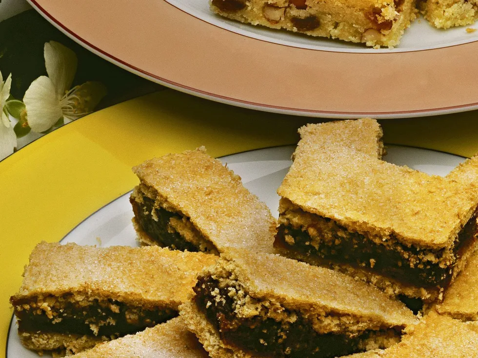 PEANUT AND SULTANA SLICE