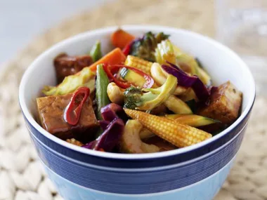 TOFU, CASHEW AND VEGETABLE STIR-FRY