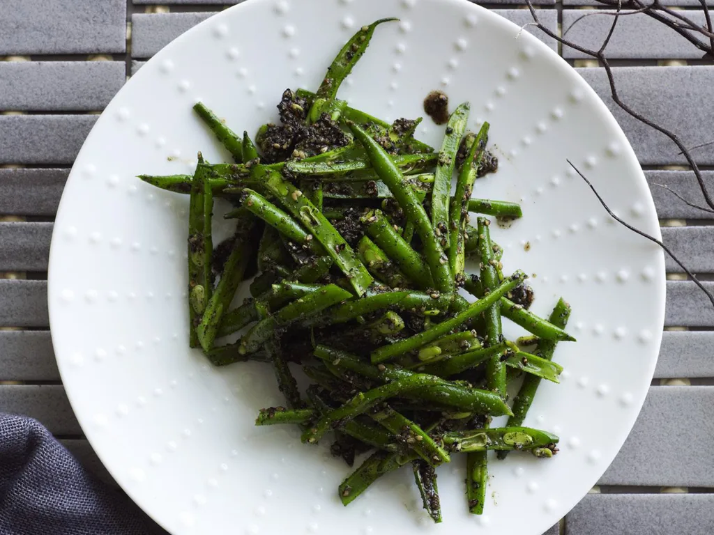 Green beans with black sesame sauce