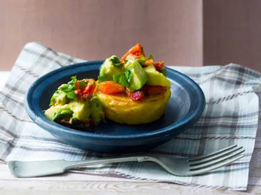 BAKED CHEESY P O L E N TA W I T H SALSA