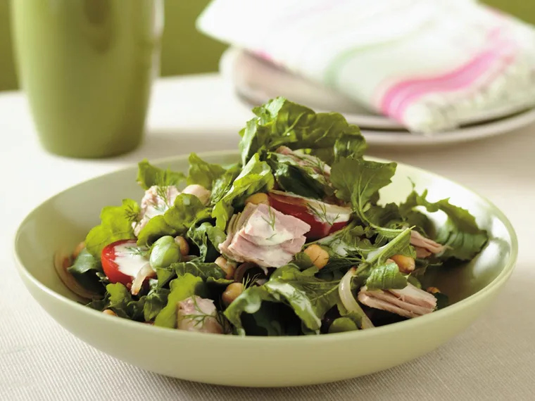 Warm tuna salad with lemon and dill dressing