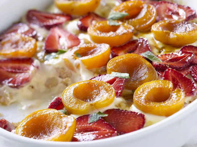 apricot and strawberry sponge bake