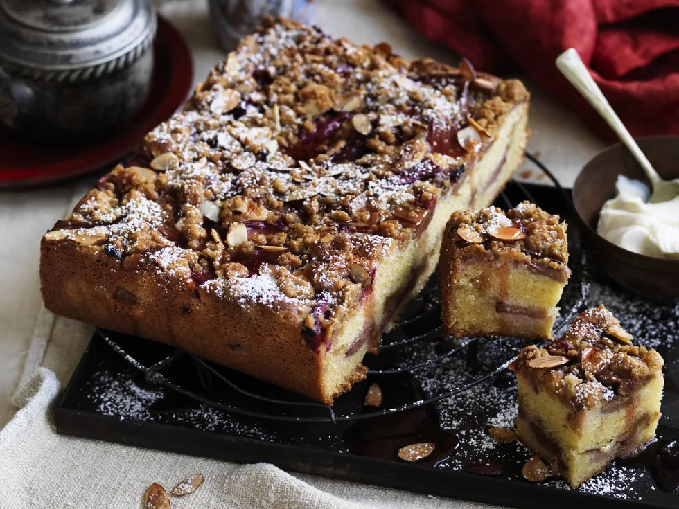 Rhubarb and vanilla CRUMBLE CAKE