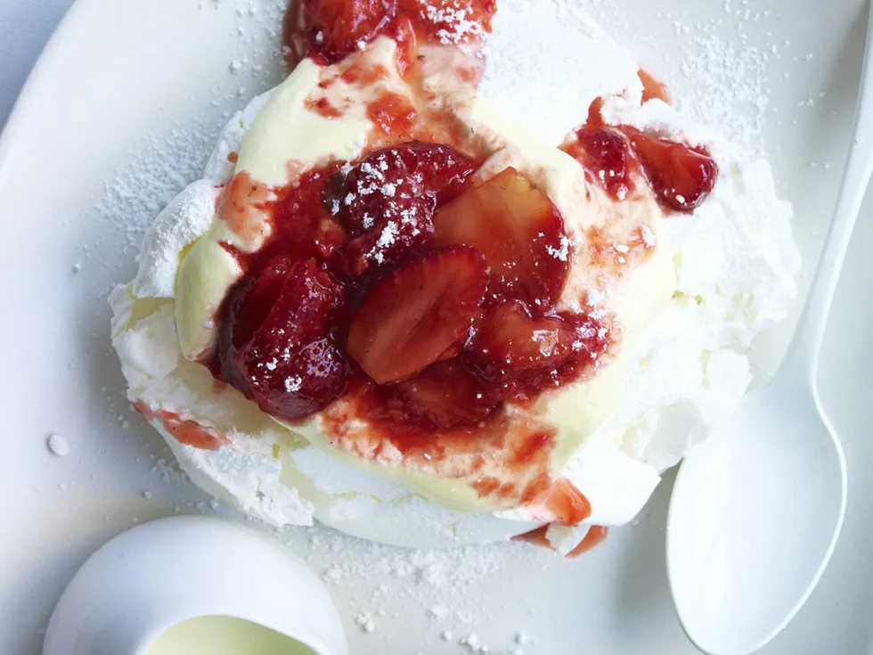 pavlovas with crushed strawberries and cream