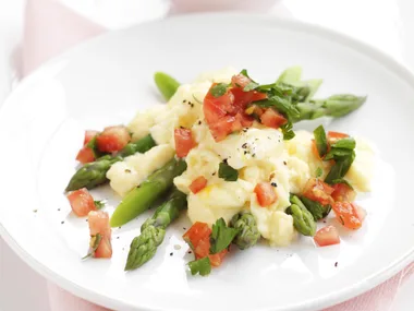 scrambled eggs with asparagus