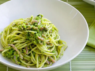 SUMMER SPAGHETTI WITH PEA PESTO AND HAM