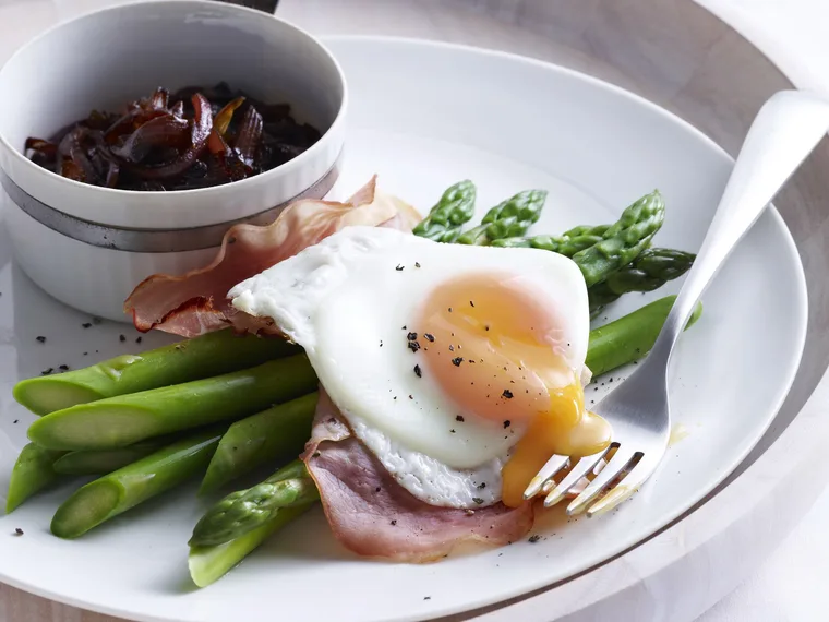 eggs with asparagus, grilled ham and onion jam