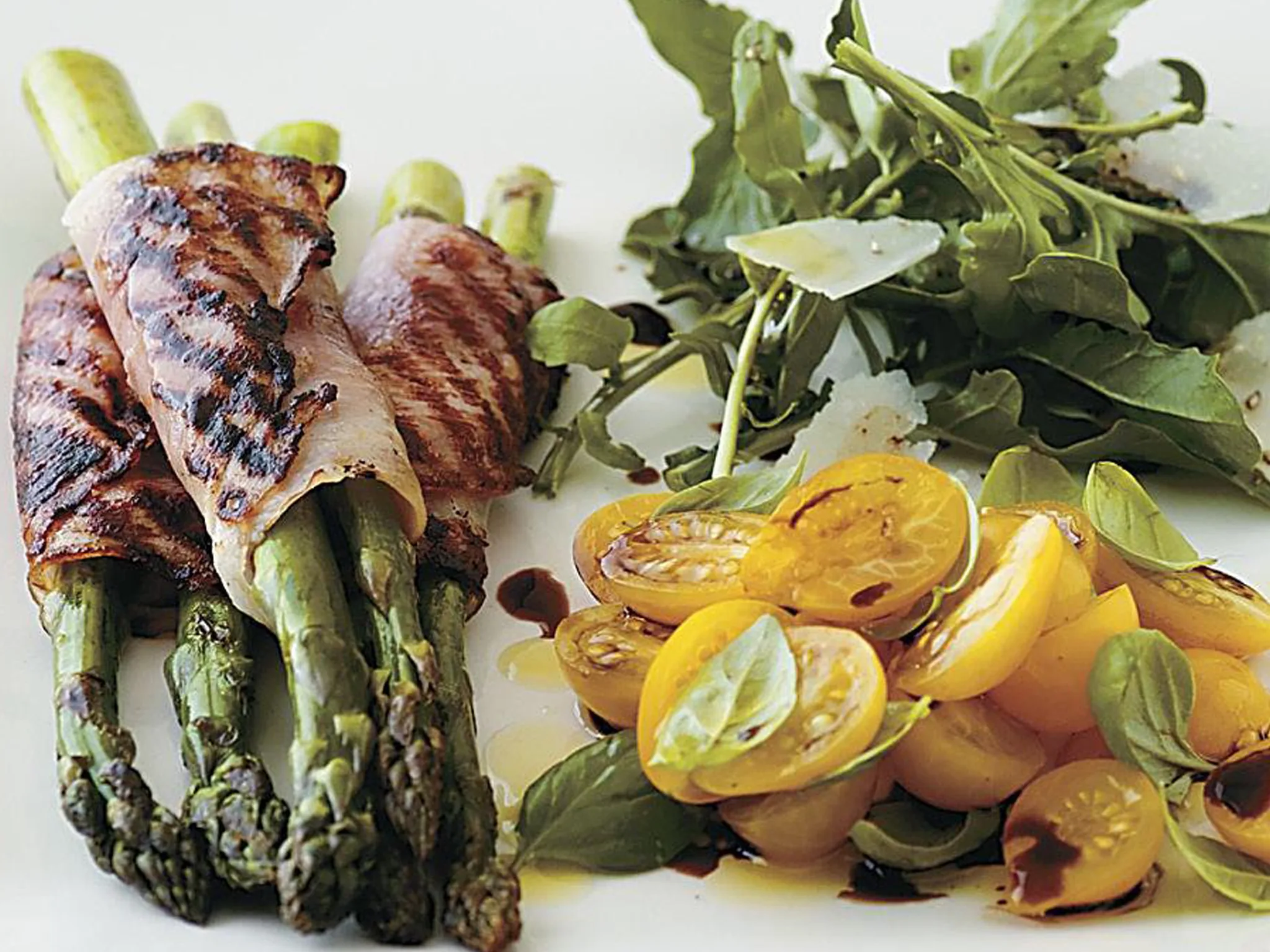 Ham and asparagus spears with rocket salad