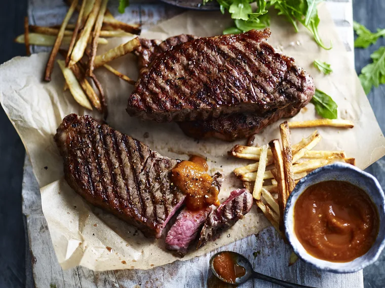 STEAK WITH SLOW-ROASTED TOMATO & JALAPE&ntilde;O KETCHUP